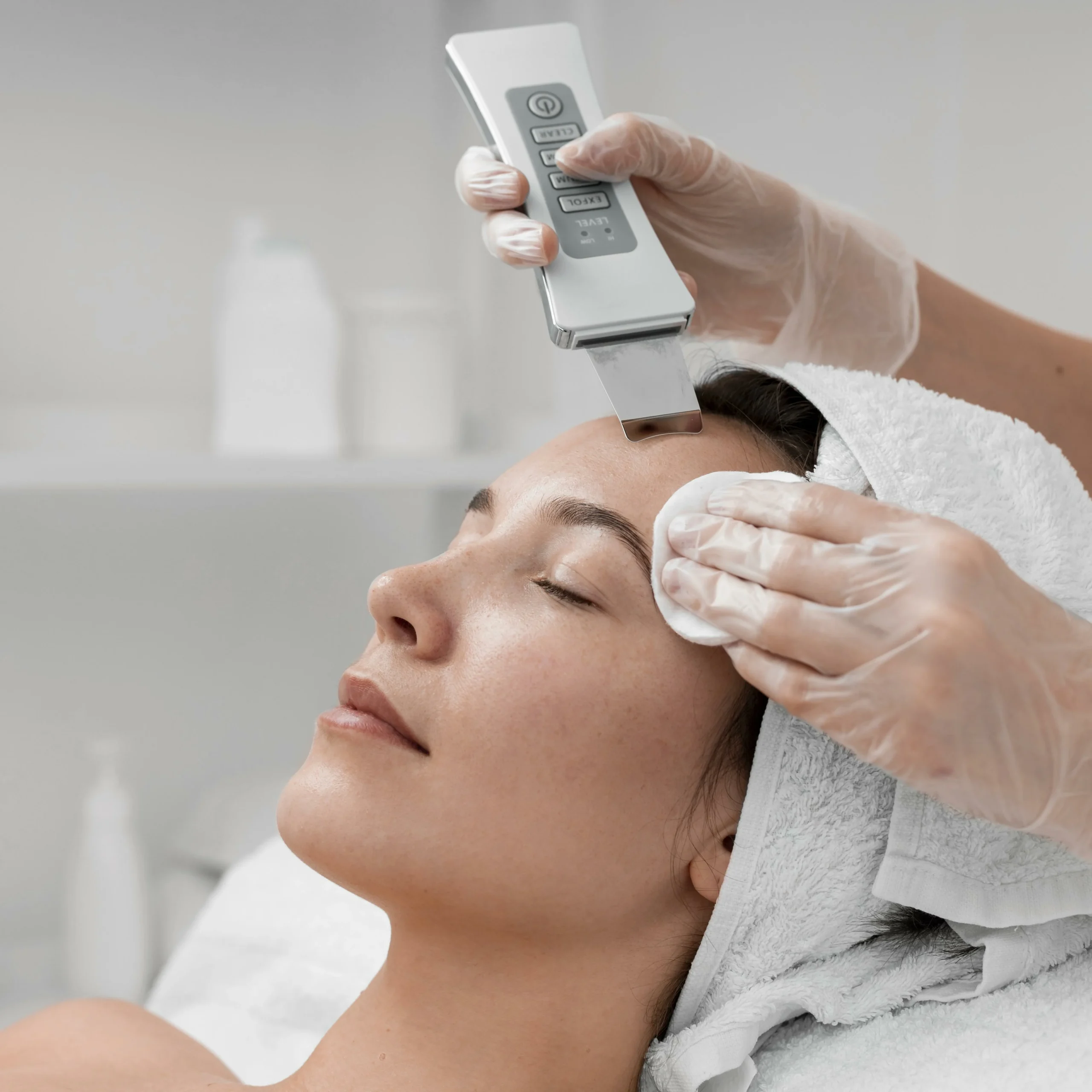 estheticienne faisant la routine de beaute du visage pour une cliente scaled