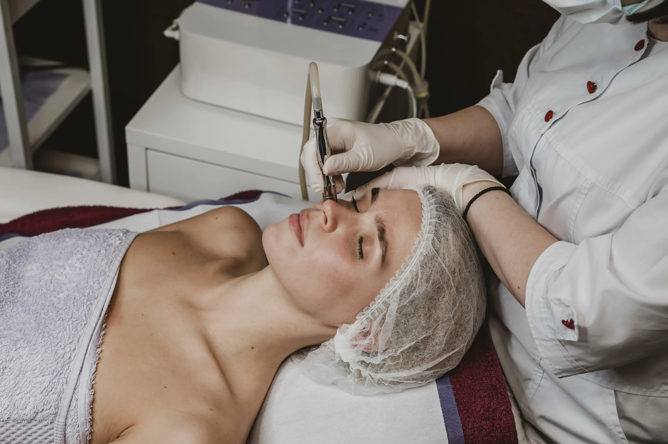 jeune femme au centre de bien etre ayant un traitement cosmetique scaled