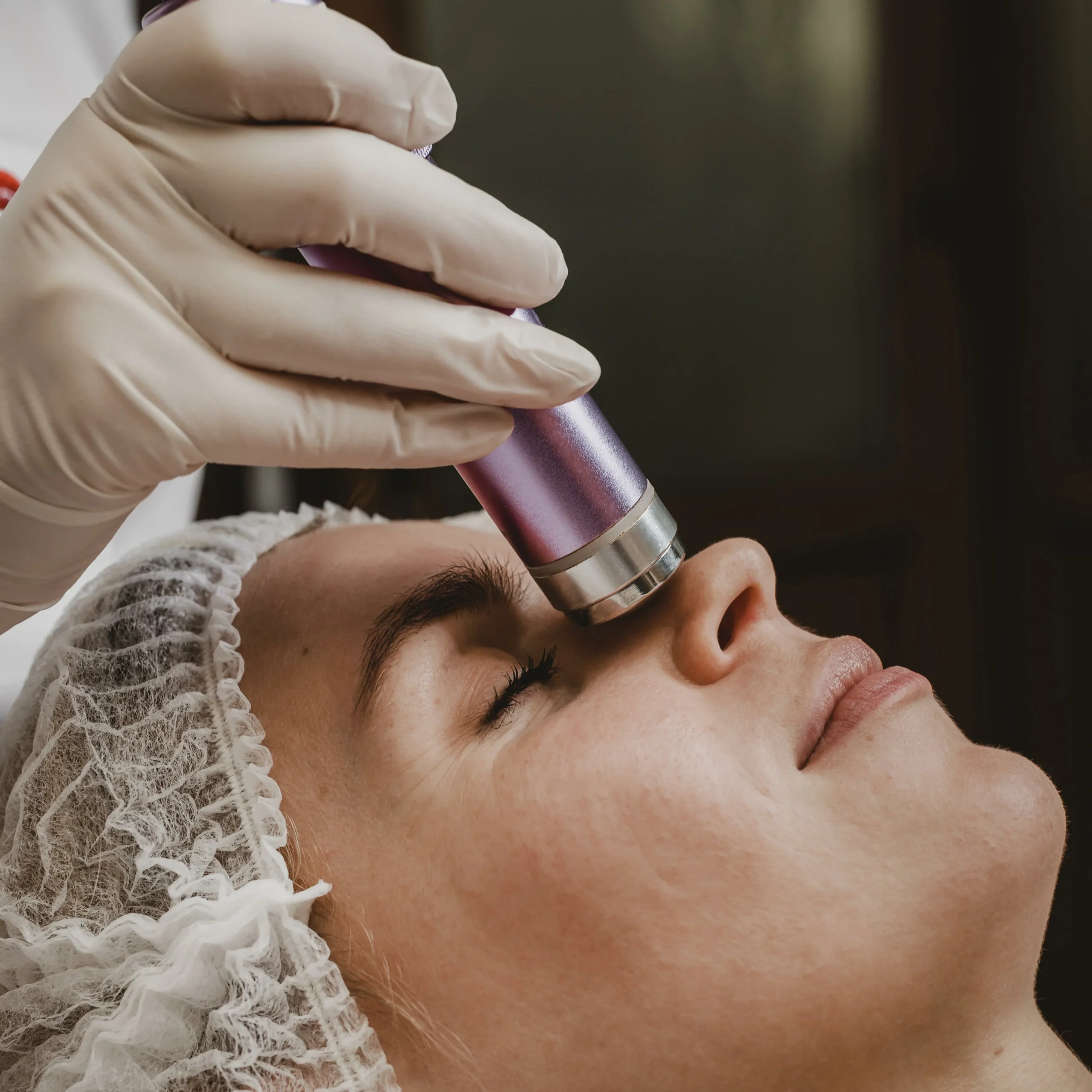 jeune femme ayant un traitement cosmetique au centre de bien etre scaled