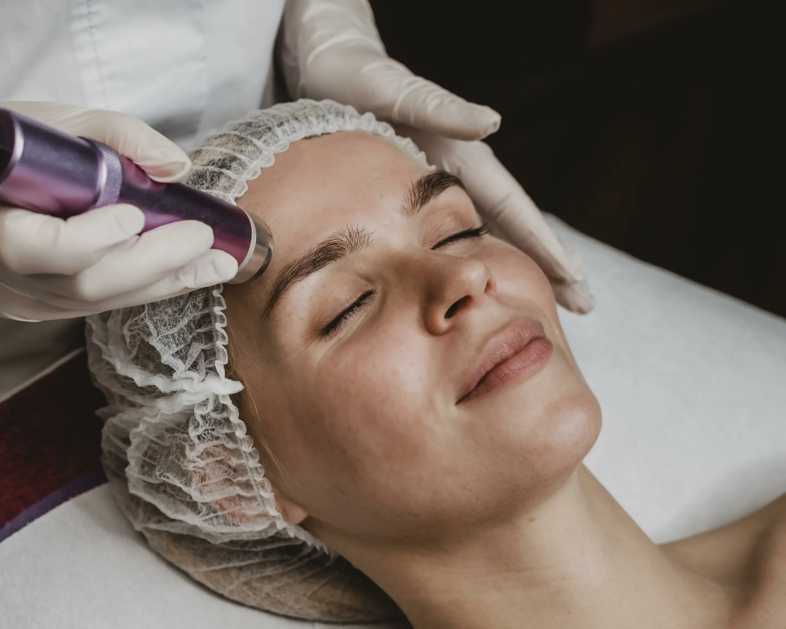 jeune femme ayant un traitement cosmetique au spa scaled