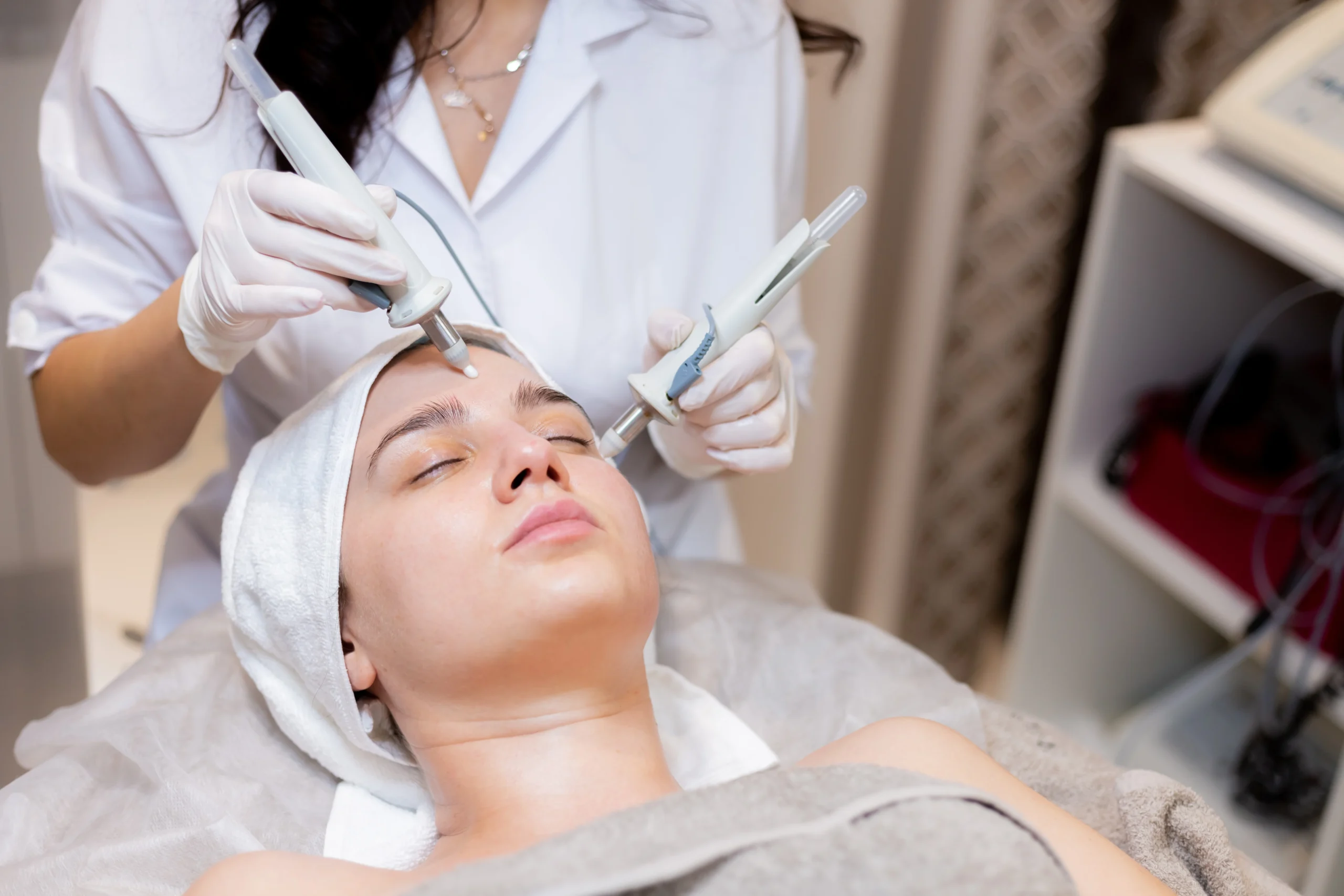 une belle jeune fille se trouve sur la table de l estheticienne et recoit des procedures scaled